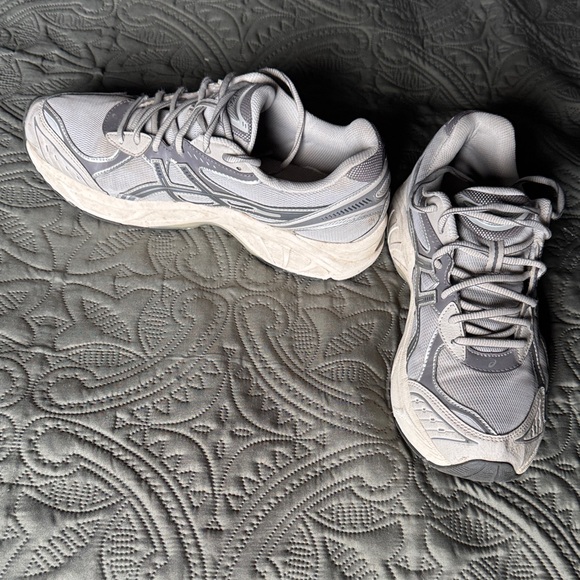 ASICS - Picture 4 of 6